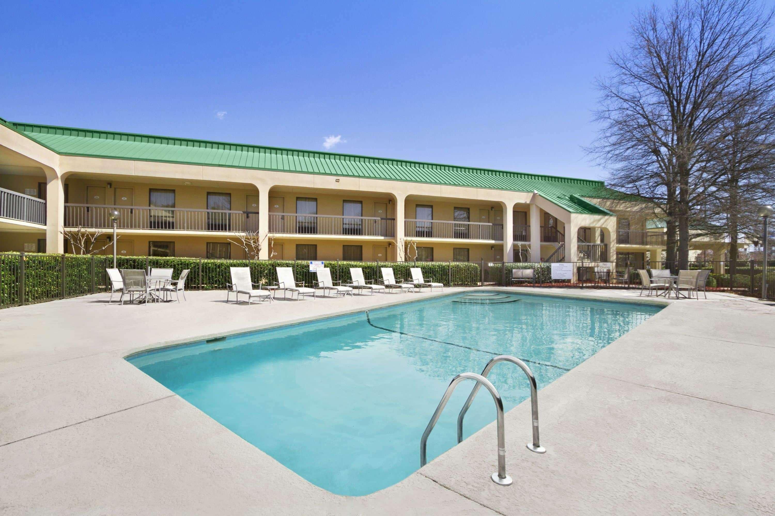 Howard Johnson By Wyndham Greensboro Near The Coliseum Bagian luar foto