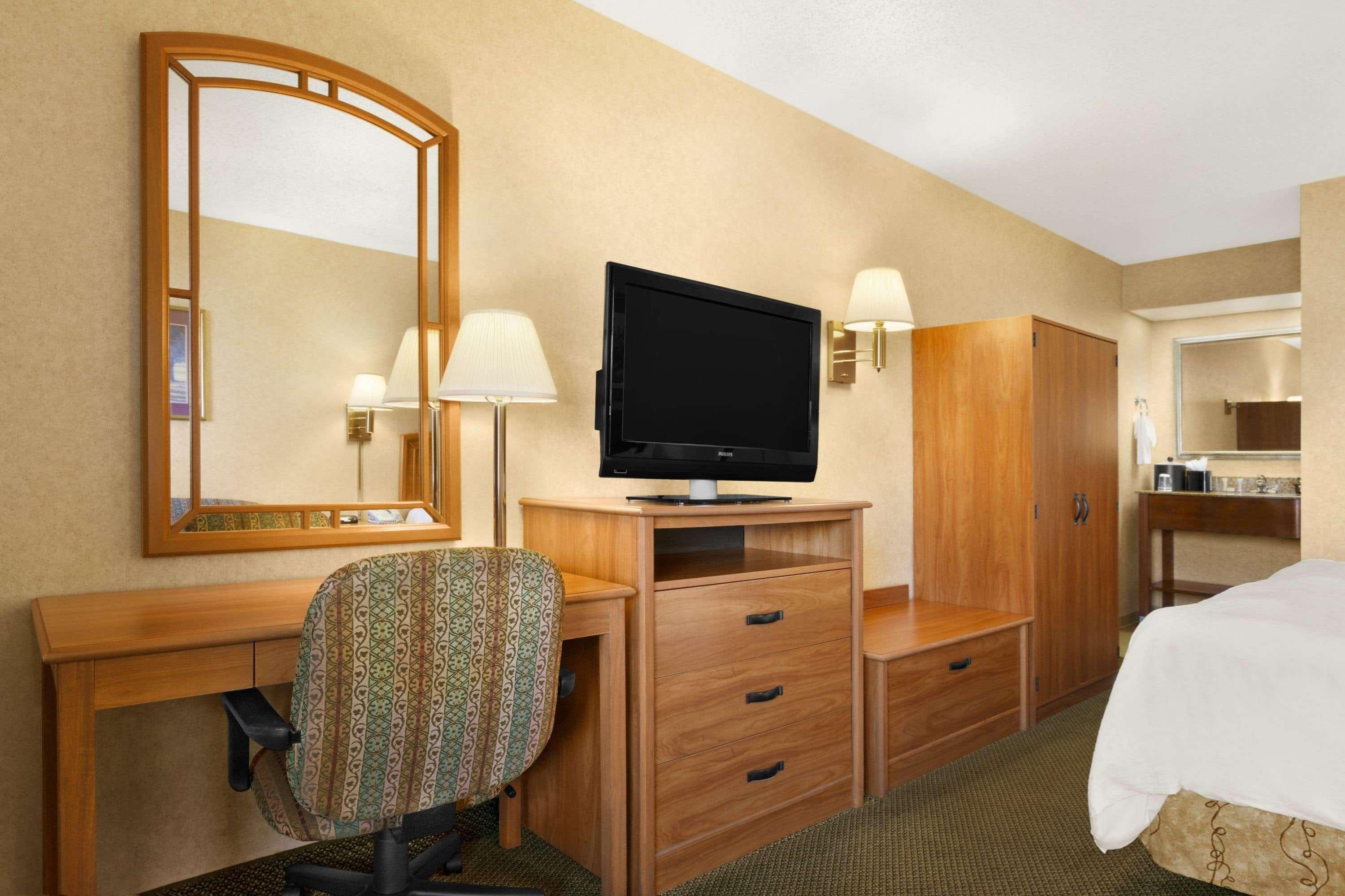 Howard Johnson By Wyndham Greensboro Near The Coliseum Bagian luar foto