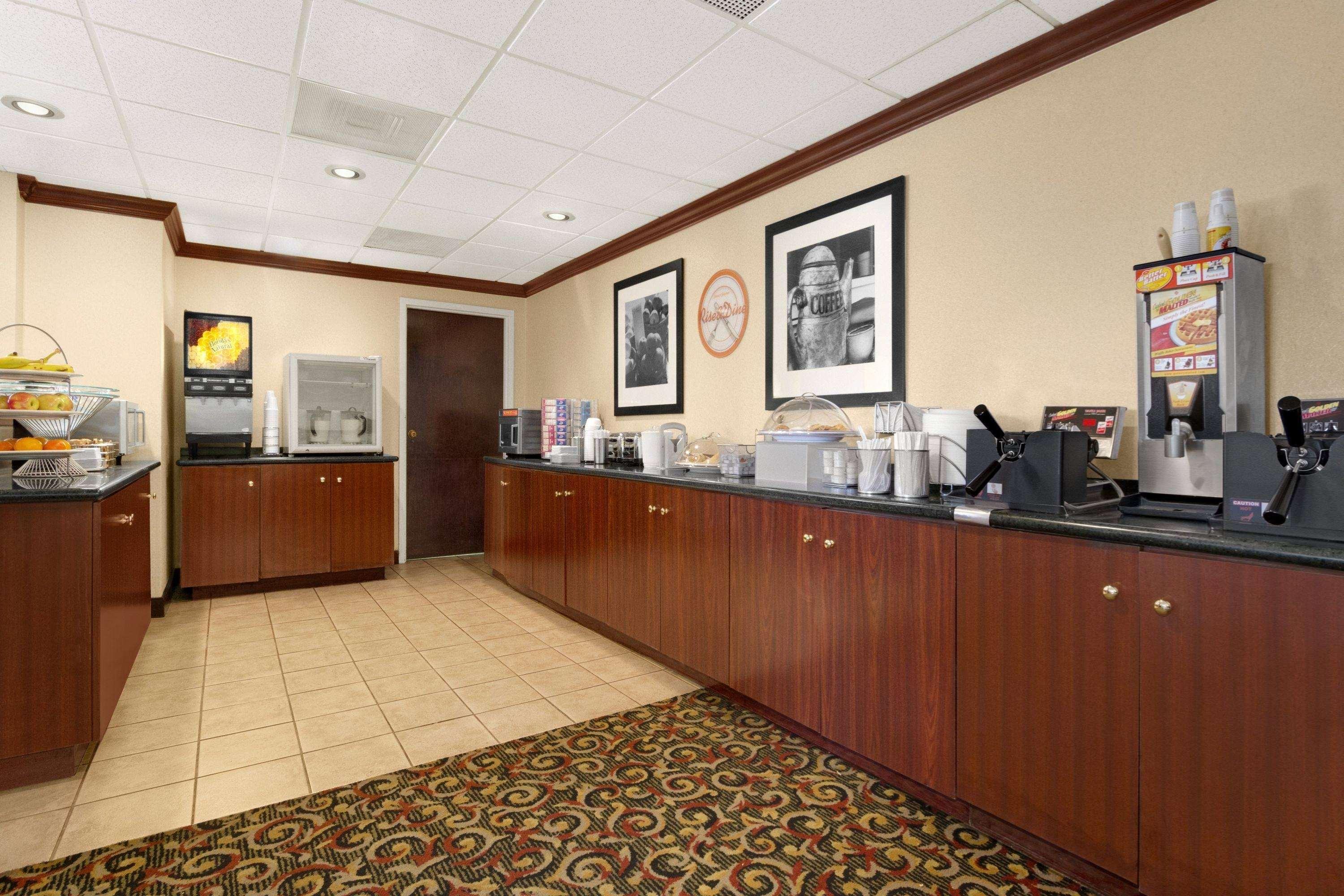 Howard Johnson By Wyndham Greensboro Near The Coliseum Bagian luar foto