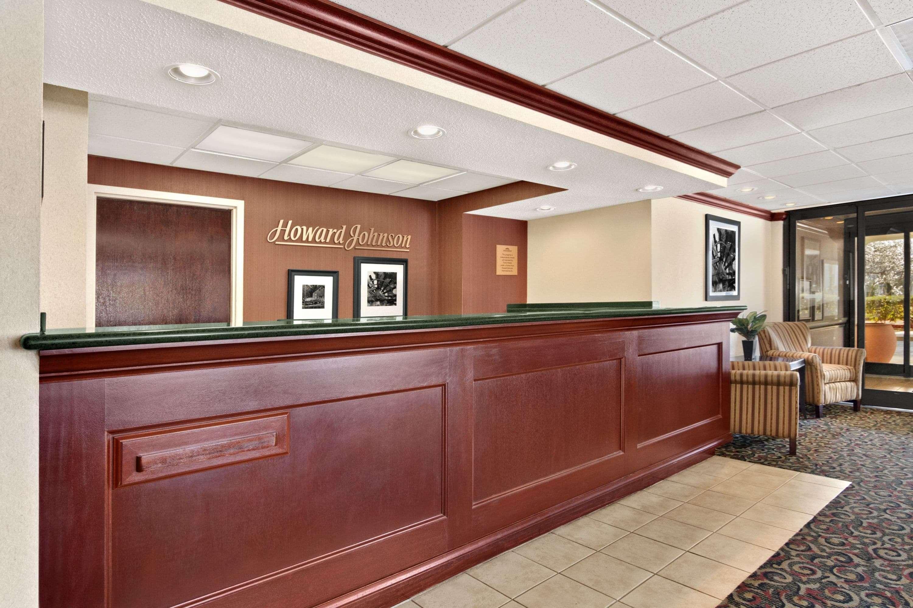 Howard Johnson By Wyndham Greensboro Near The Coliseum Bagian luar foto