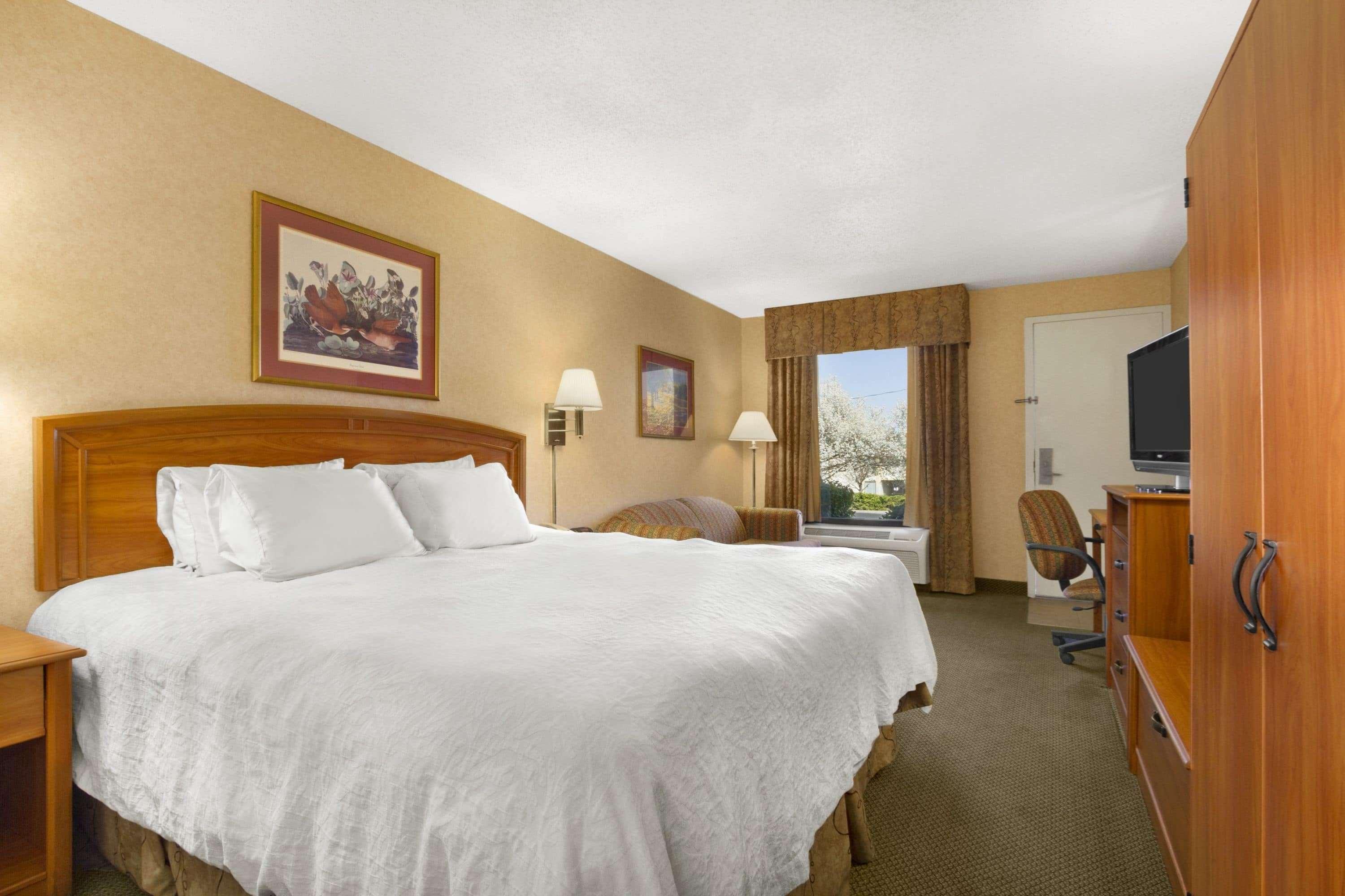 Howard Johnson By Wyndham Greensboro Near The Coliseum Bagian luar foto