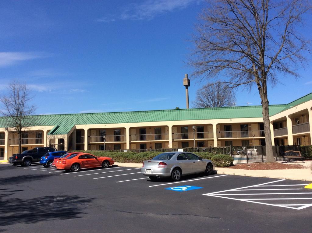Howard Johnson By Wyndham Greensboro Near The Coliseum Bagian luar foto