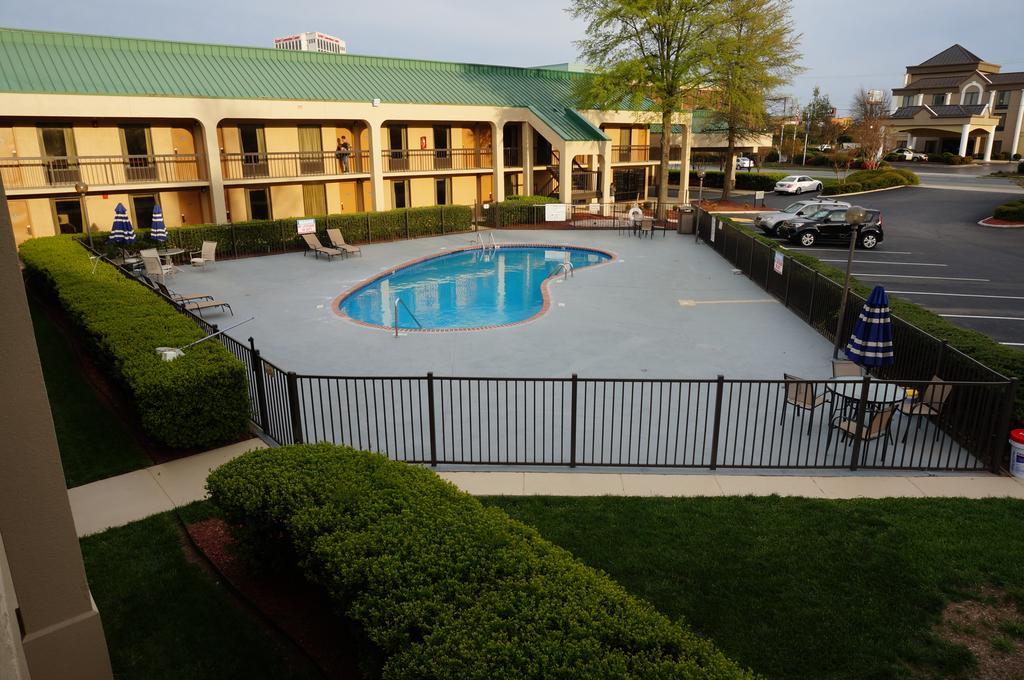 Howard Johnson By Wyndham Greensboro Near The Coliseum Bagian luar foto