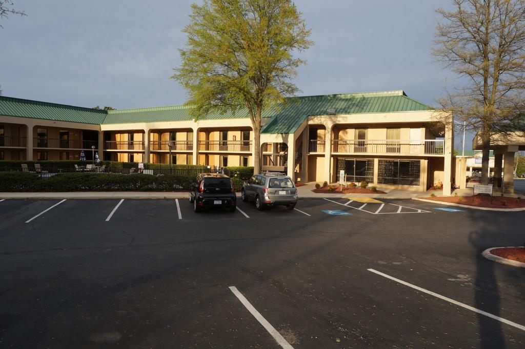 Howard Johnson By Wyndham Greensboro Near The Coliseum Bagian luar foto