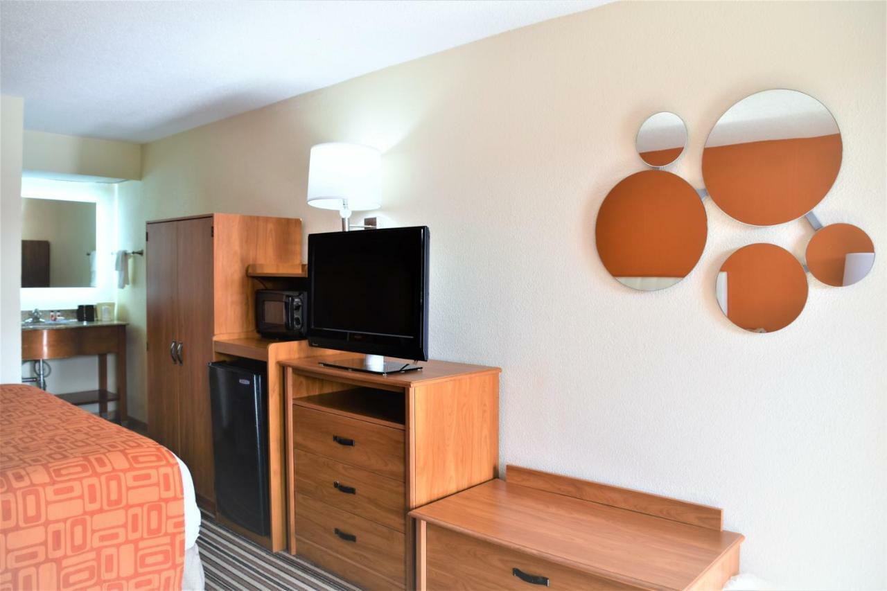 Howard Johnson By Wyndham Greensboro Near The Coliseum Bagian luar foto