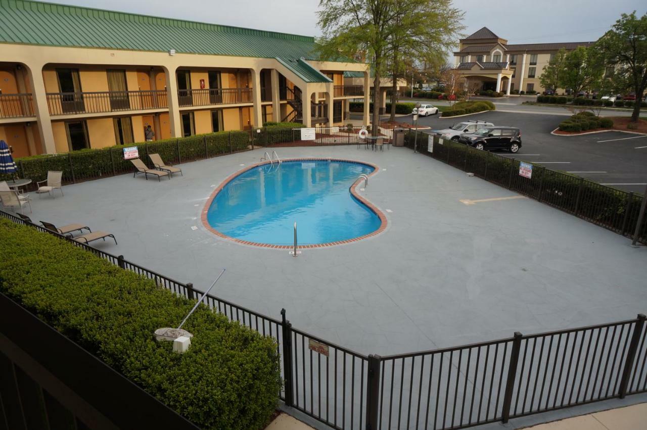 Howard Johnson By Wyndham Greensboro Near The Coliseum Bagian luar foto