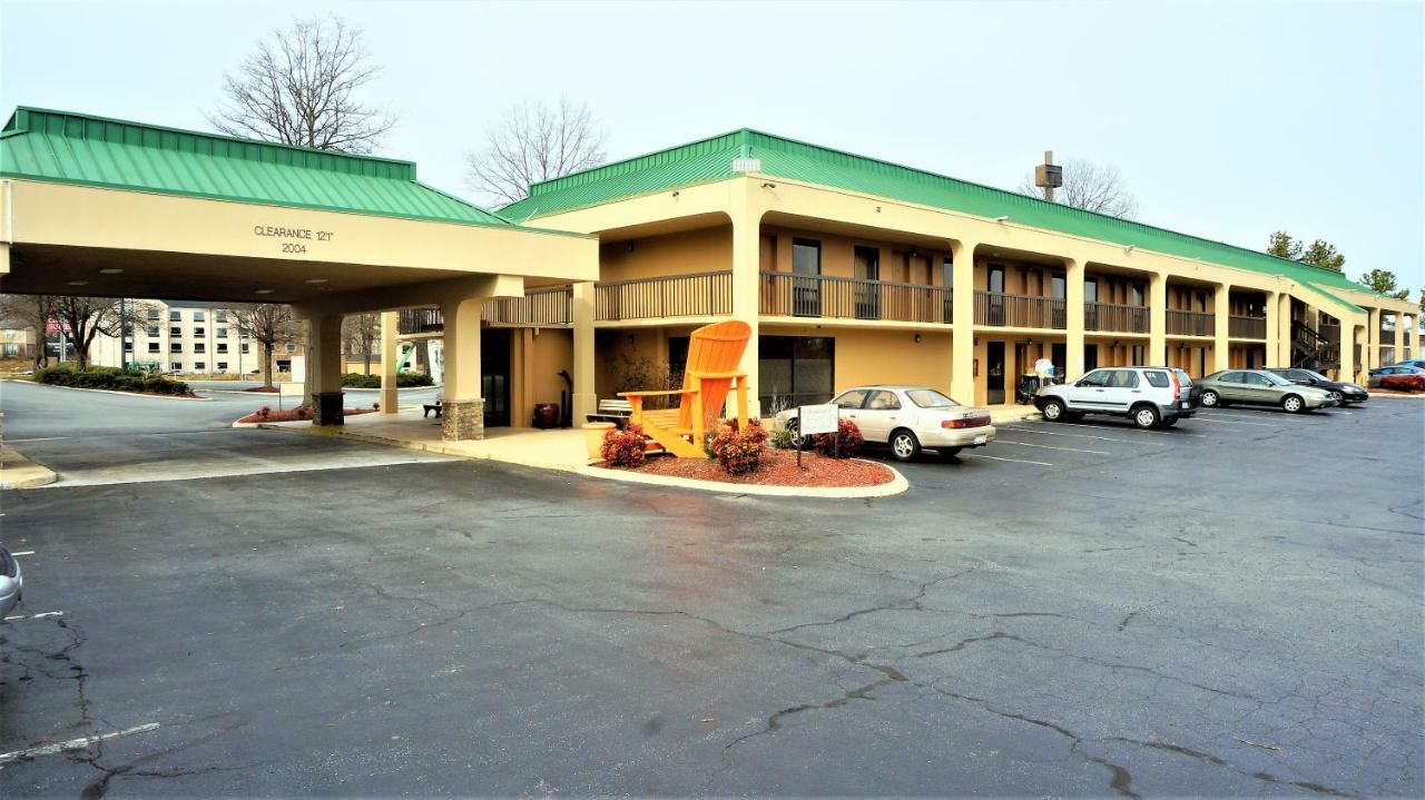 Howard Johnson By Wyndham Greensboro Near The Coliseum Bagian luar foto