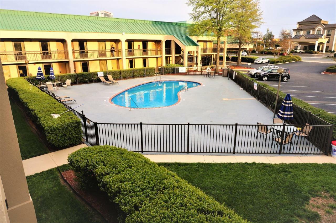 Howard Johnson By Wyndham Greensboro Near The Coliseum Bagian luar foto
