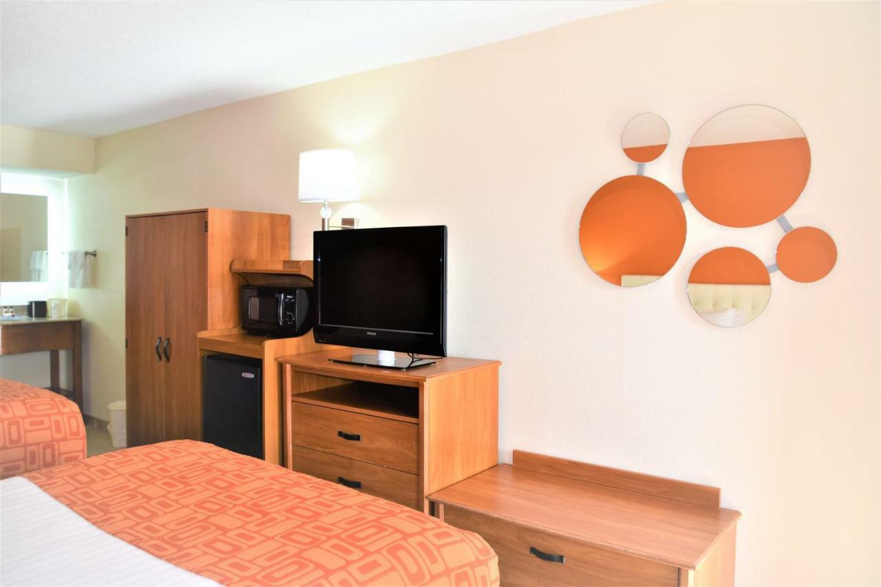 Howard Johnson By Wyndham Greensboro Near The Coliseum Bagian luar foto