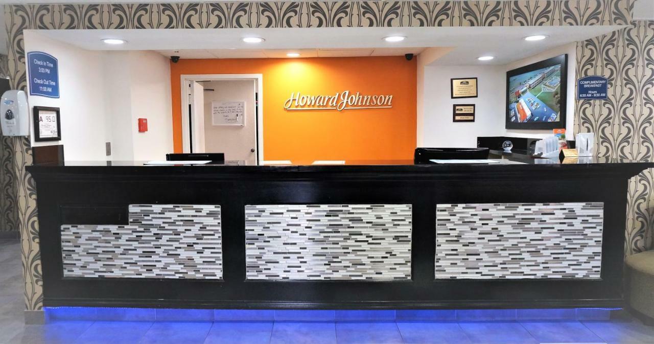 Howard Johnson By Wyndham Greensboro Near The Coliseum Bagian luar foto