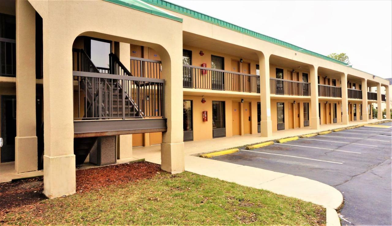 Howard Johnson By Wyndham Greensboro Near The Coliseum Bagian luar foto