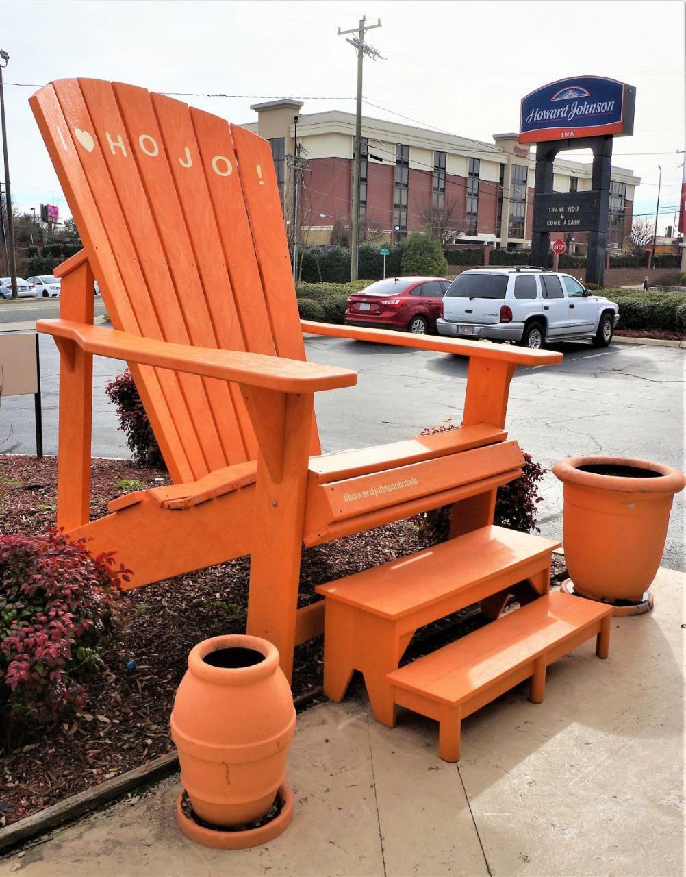 Howard Johnson By Wyndham Greensboro Near The Coliseum Bagian luar foto