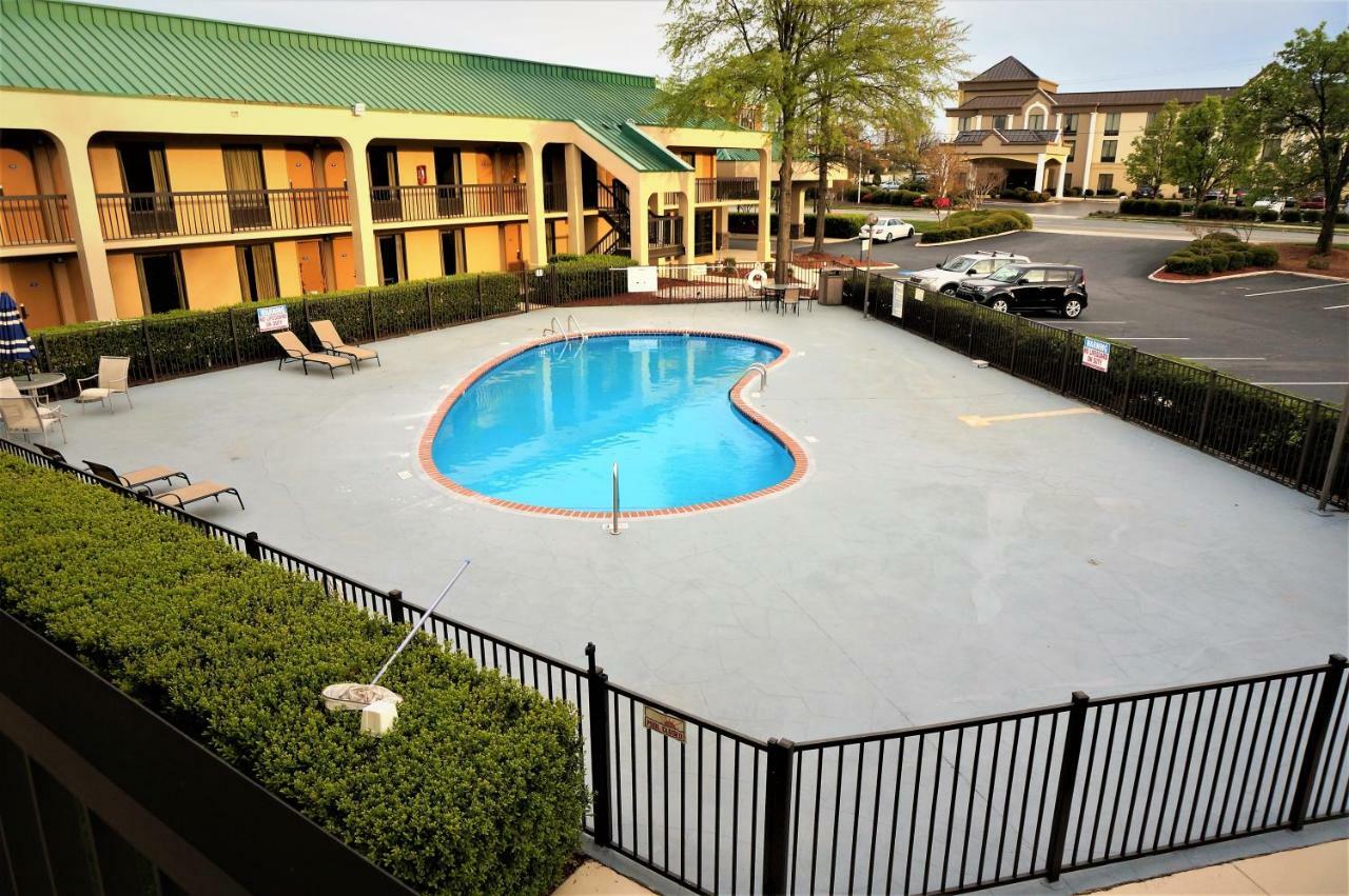 Howard Johnson By Wyndham Greensboro Near The Coliseum Bagian luar foto