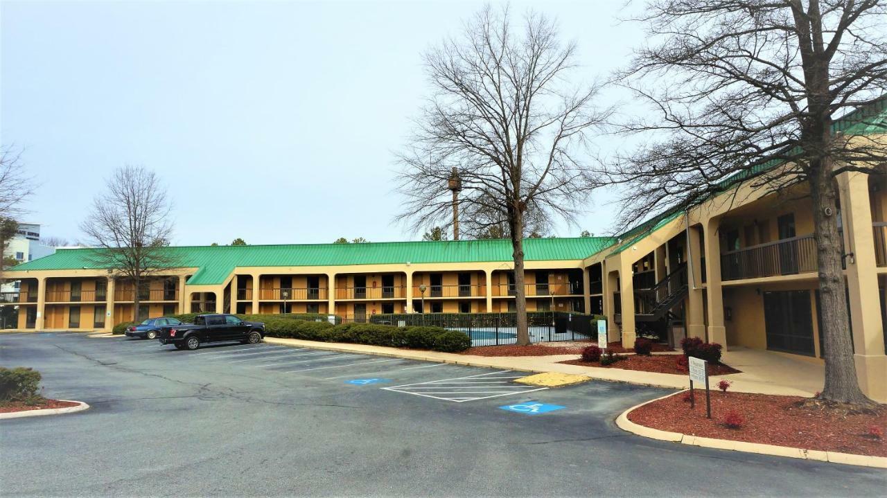 Howard Johnson By Wyndham Greensboro Near The Coliseum Bagian luar foto