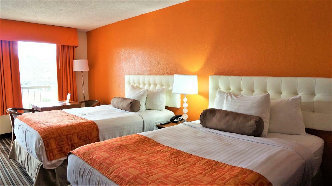 Howard Johnson By Wyndham Greensboro Near The Coliseum Bagian luar foto